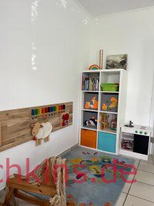 Little Munchkins Inneneinrichtung der Kindertagespflege mit Spielsachen, Teppich, Schrank und kleiner Spielküche