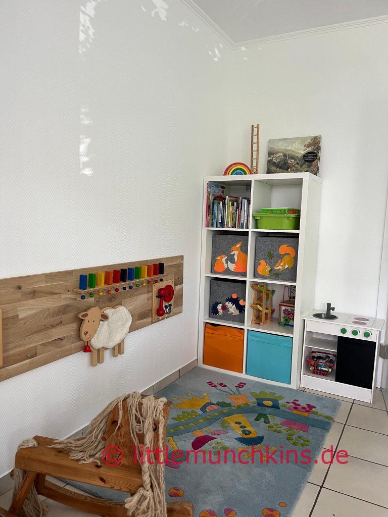 Little Munchkins Inneneinrichtung der Kindertagespflege mit Spielsachen, Teppich, Schrank und kleiner Spielküche