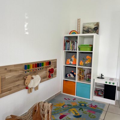 Little Munchkins Inneneinrichtung der Kindertagespflege mit Spielsachen, Teppich, Schrank und kleiner Spielküche