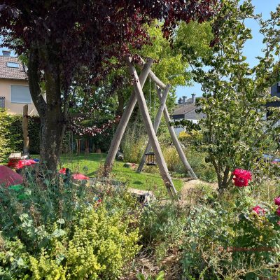 Little Munchkins Spielplatz mit Schaukel und Spielzeug in Taunusstein Neuhof