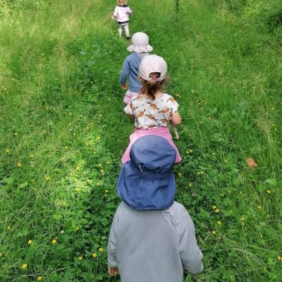 Little Munchkins laufen in einer Reihe hinereinadner im Fled